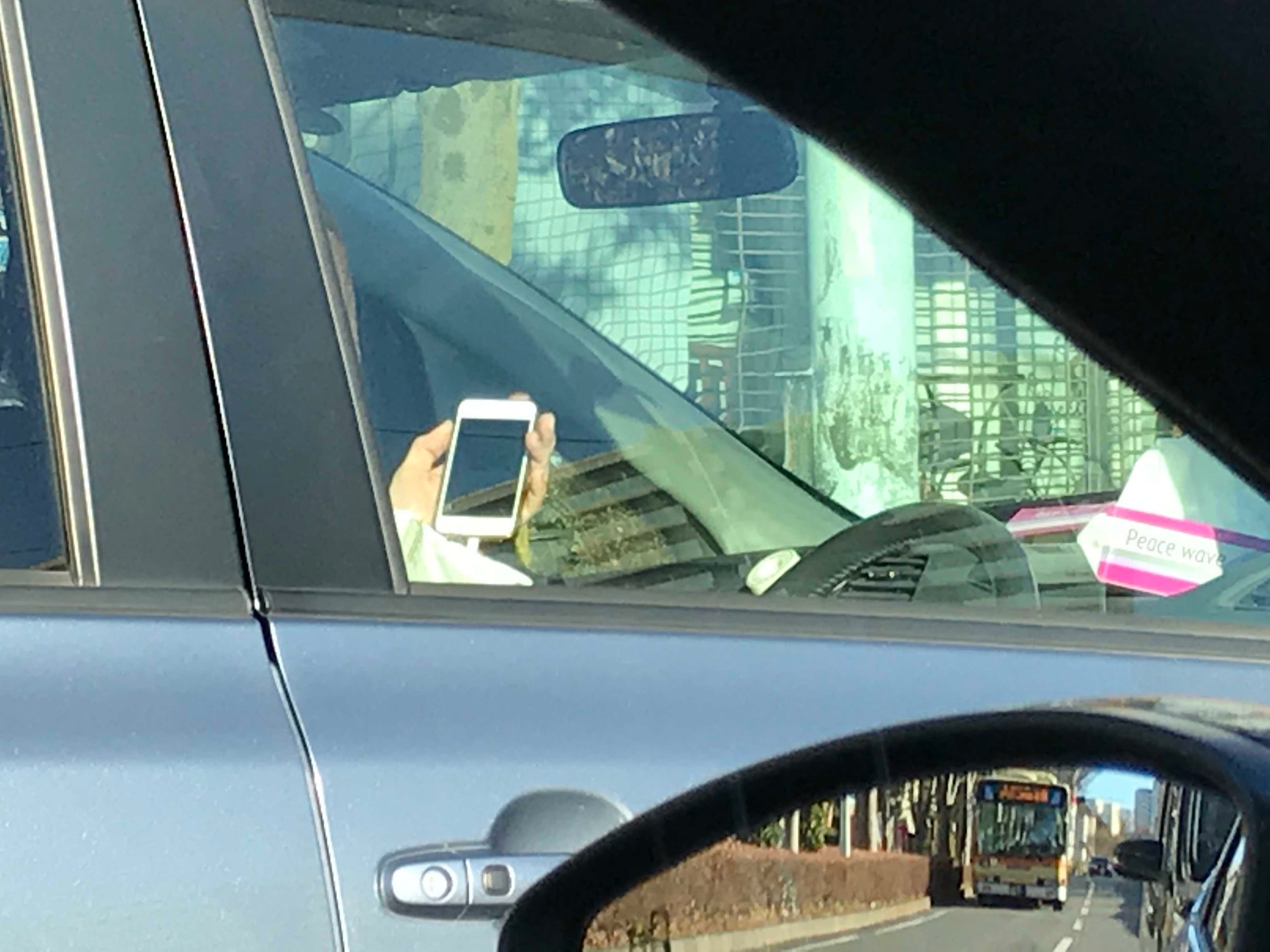 運転中の携帯電話はやめましょう