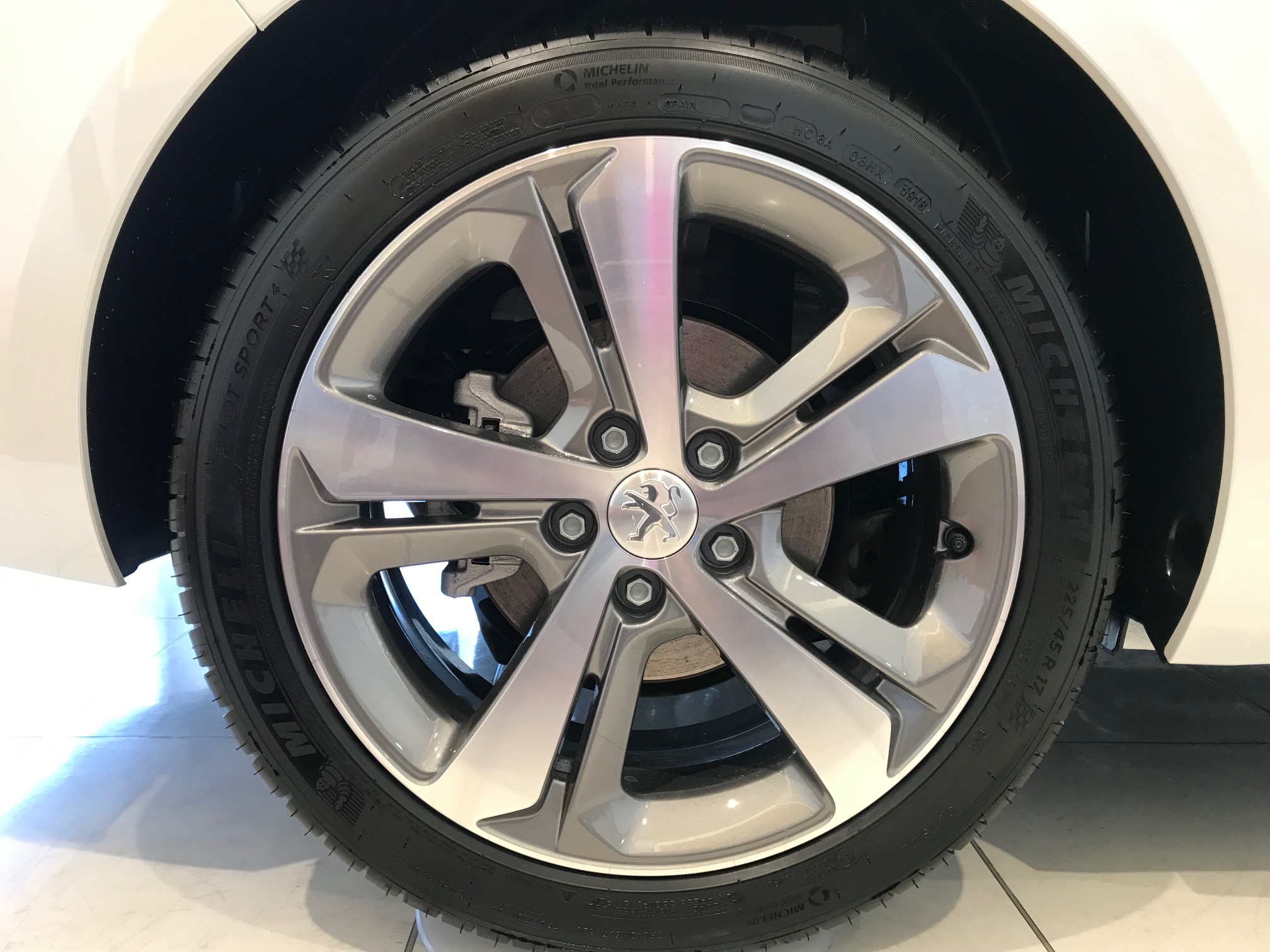 プジョー湘南藤沢 - 308SW GT-LINE DV5の装着タイヤ